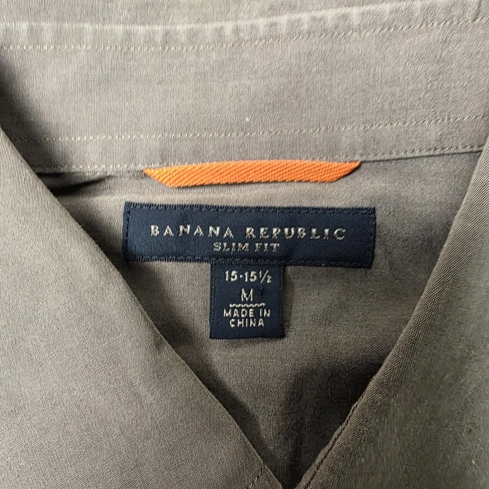 Banana Republic Slim Fit Button Up Shirt Mens Medium Tan Epaulette Shoulder Army